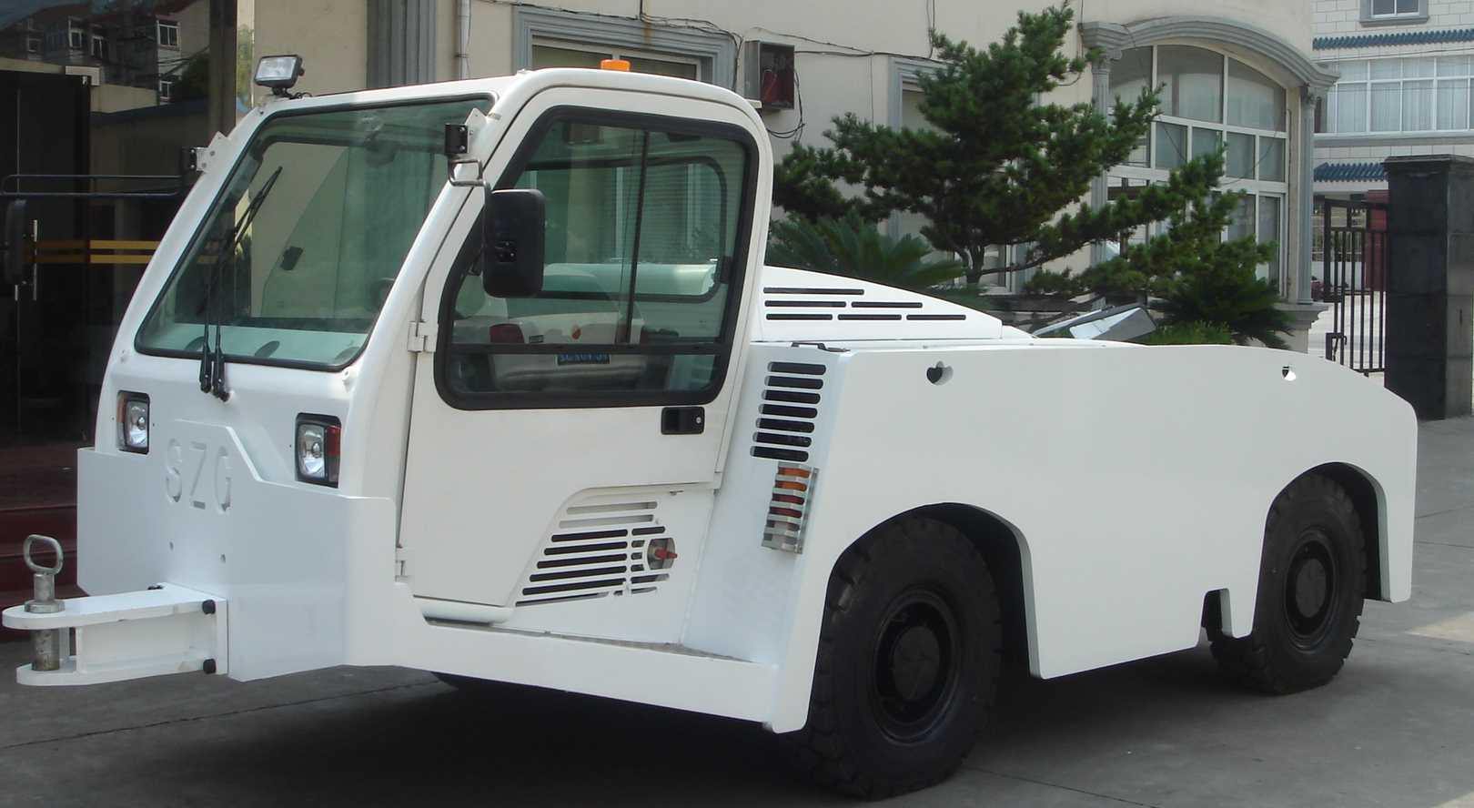 aircraft towing tractor