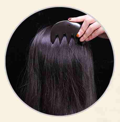 Bianstone 5 tooth massage comb in combing the hair